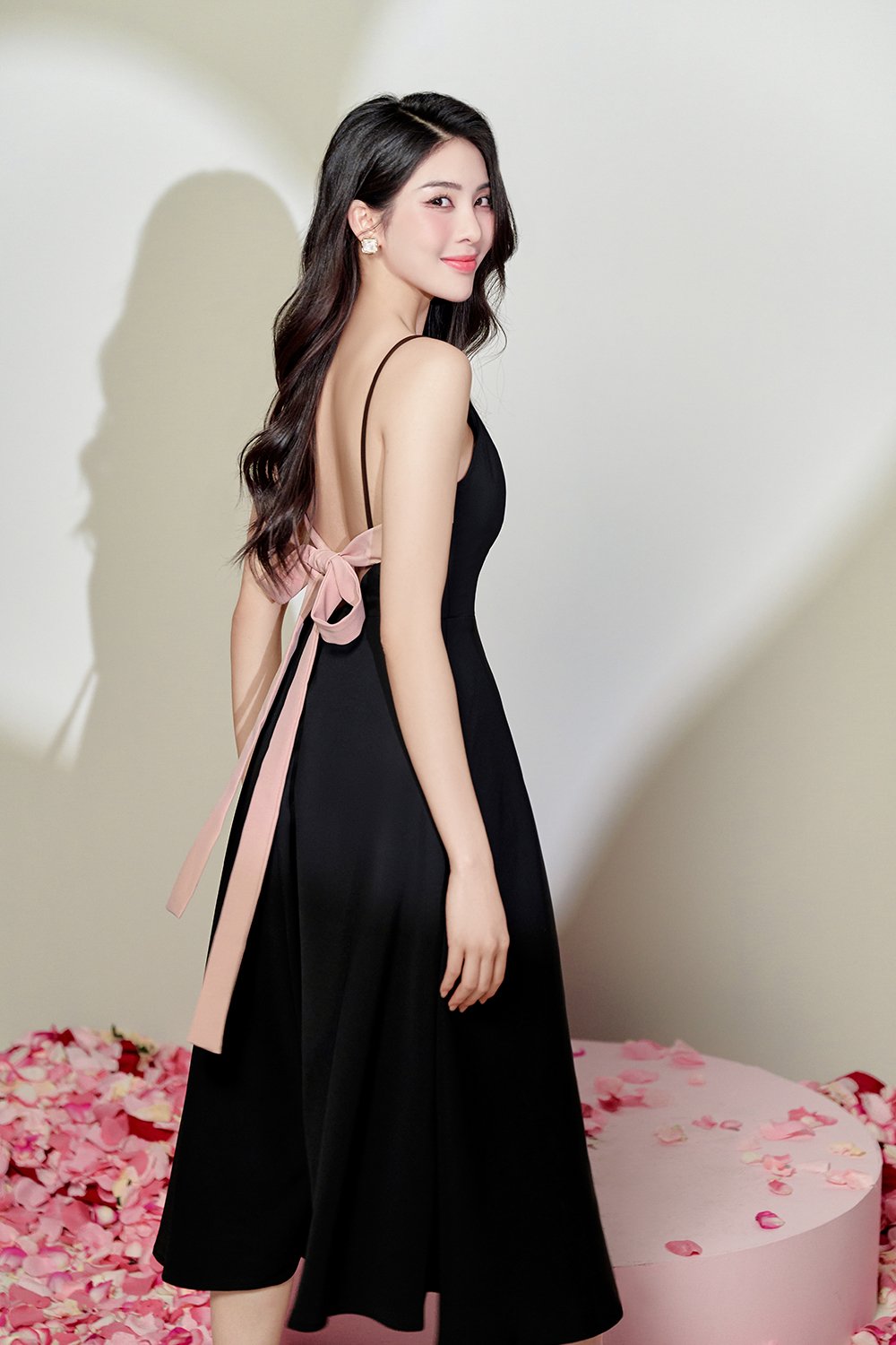 Fenie Padded V-Neck Tie-back Swing Dress in Classic Black