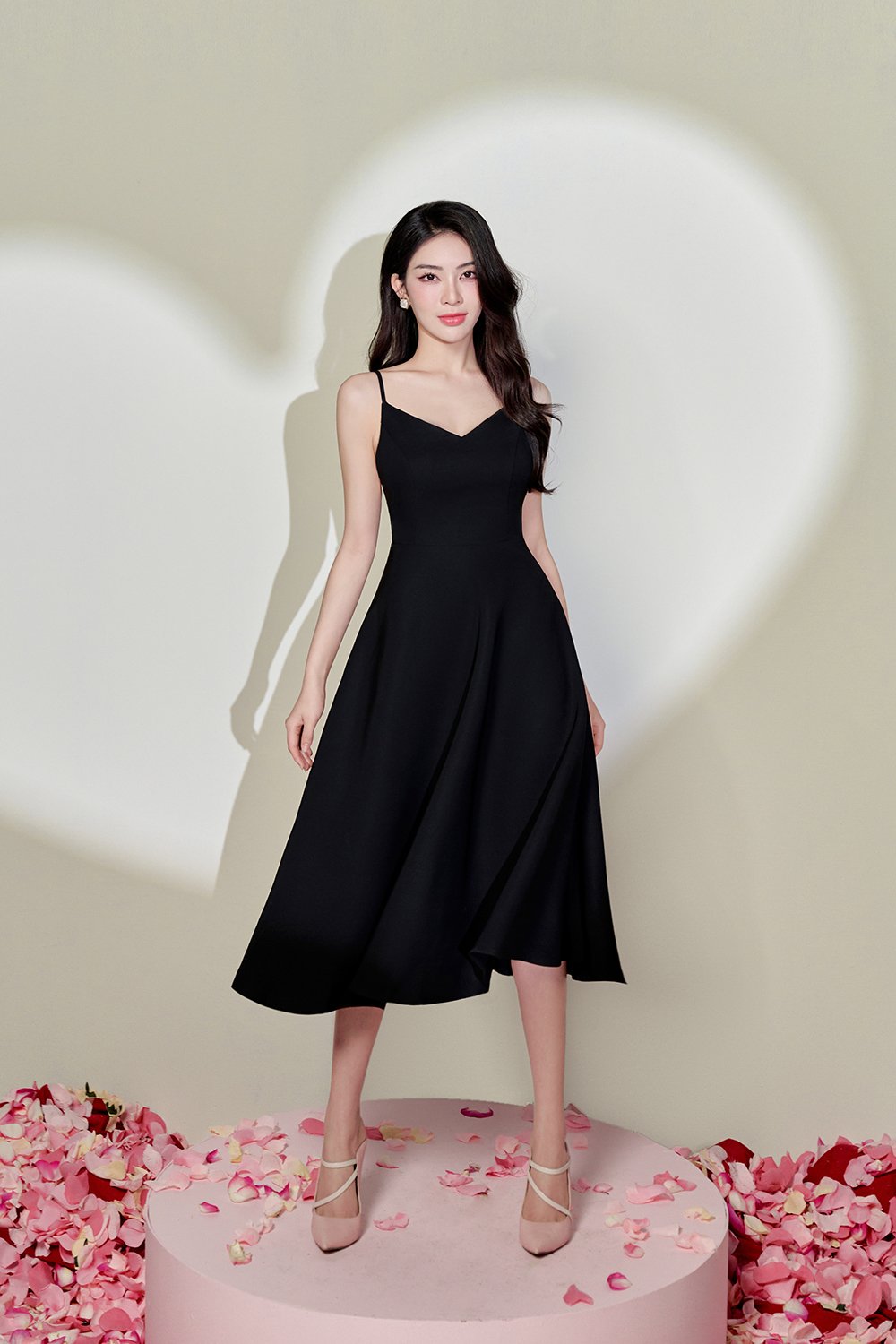 Fenie Padded V-Neck Tie-back Swing Dress in Classic Black