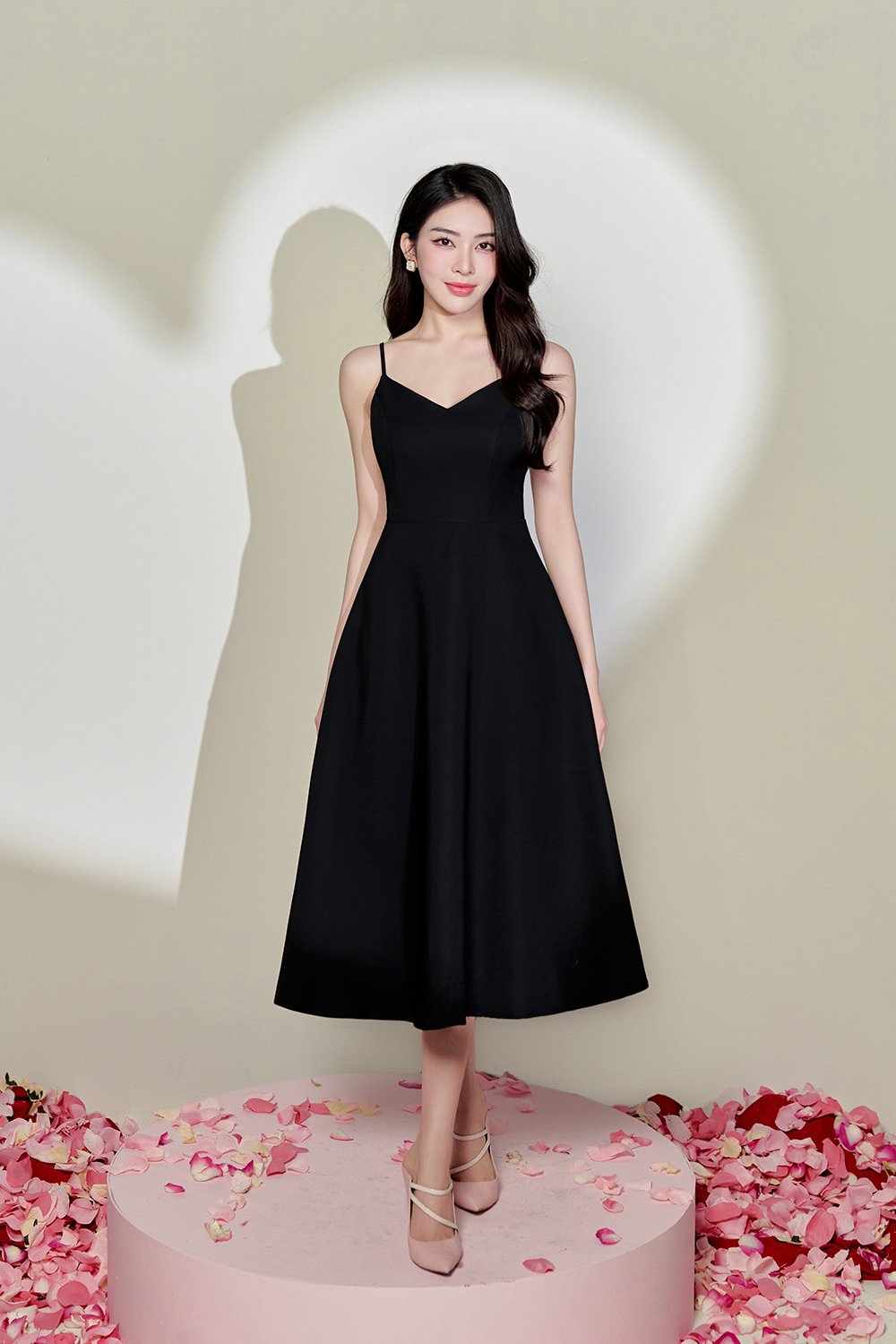 Fenie Padded V-Neck Tie-back Swing Dress in Classic Black