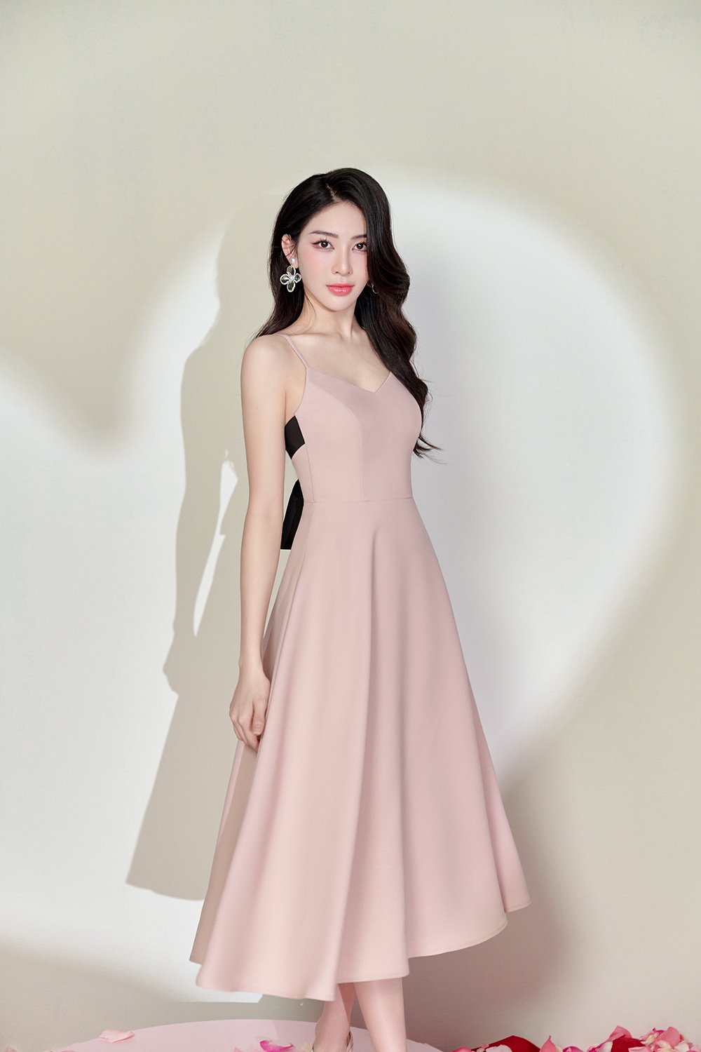 Fenie Padded V-Neck Tie-back Swing Dress in Dusty Pink