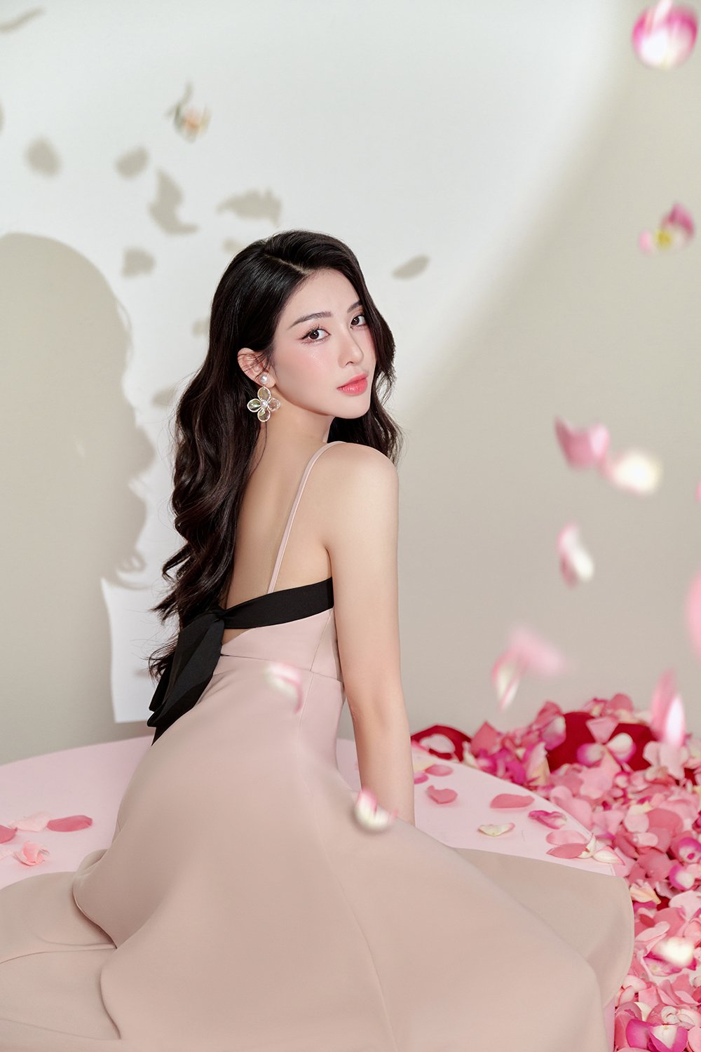 Fenie Padded V-Neck Tie-back Swing Dress in Dusty Pink