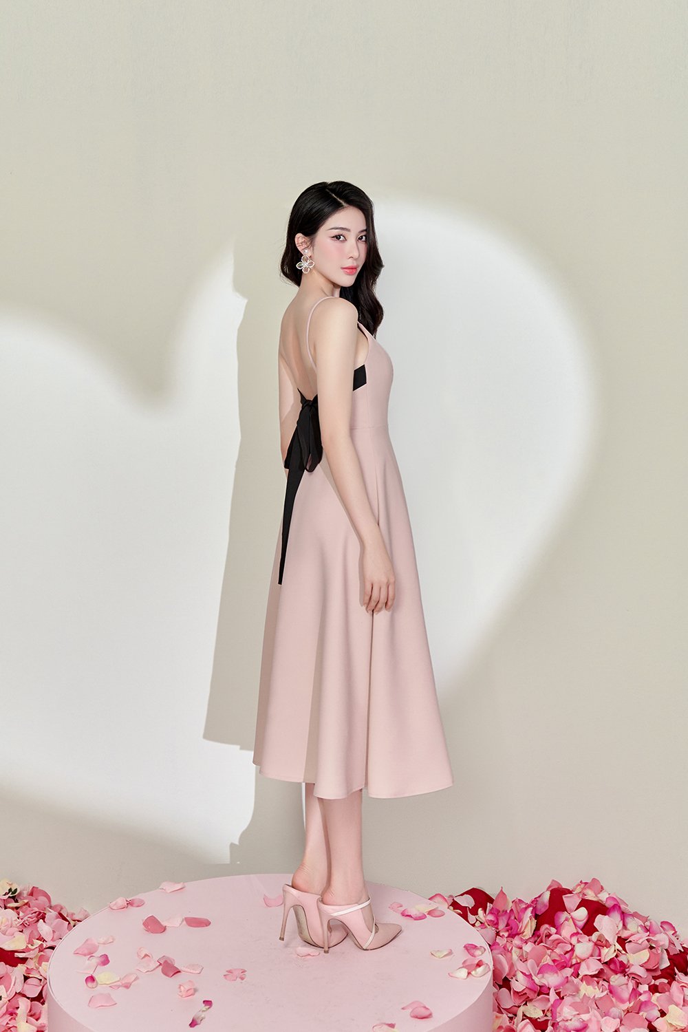 Fenie Padded V-Neck Tie-back Swing Dress in Dusty Pink