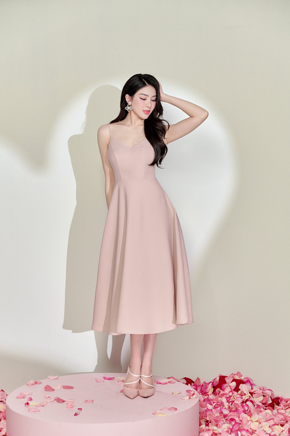 Fenie Padded V-Neck Tie-back Swing Dress in Dusty Pink