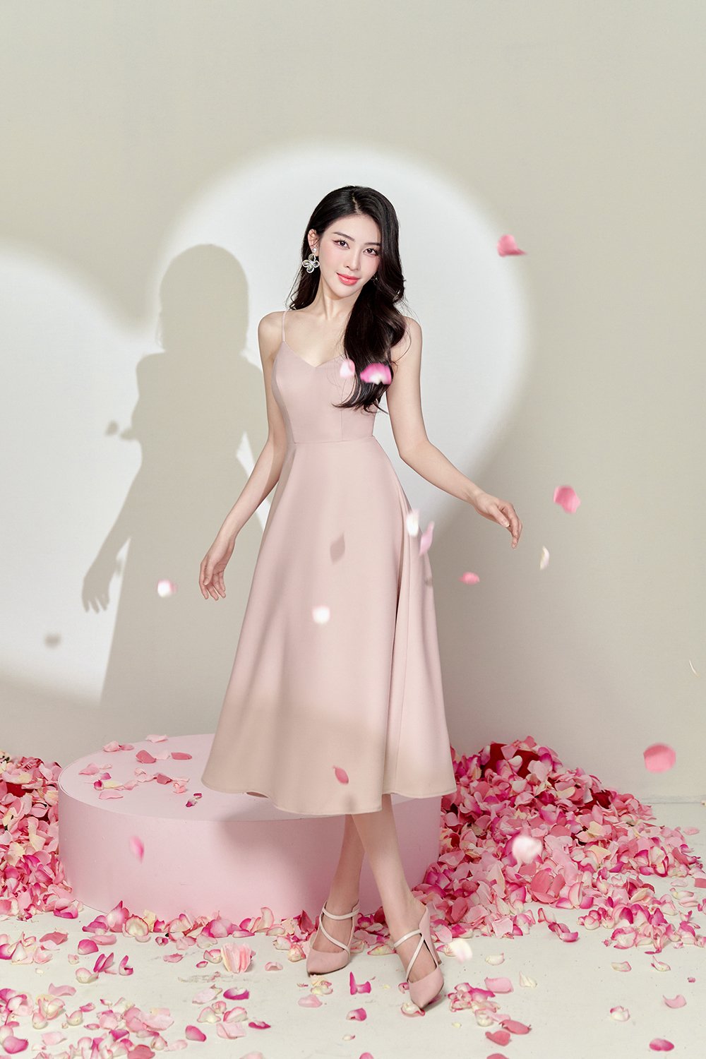 Fenie Padded V-Neck Tie-back Swing Dress in Dusty Pink