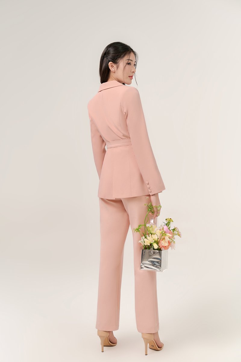 https://d12hzjwrv4lm49.cloudfront.net/sites/files/chello/images/products/202304/800xAUTO/yeri_slim_fit_pants_in_nude_pink_16.jpg