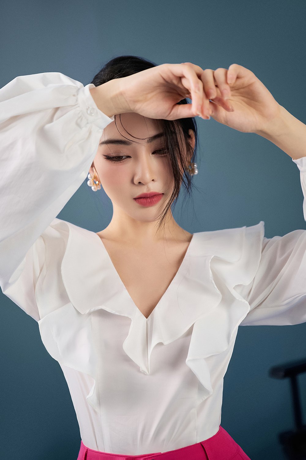 Yiseo Bishop Sleeves Ruffles Blouson in Iconic White