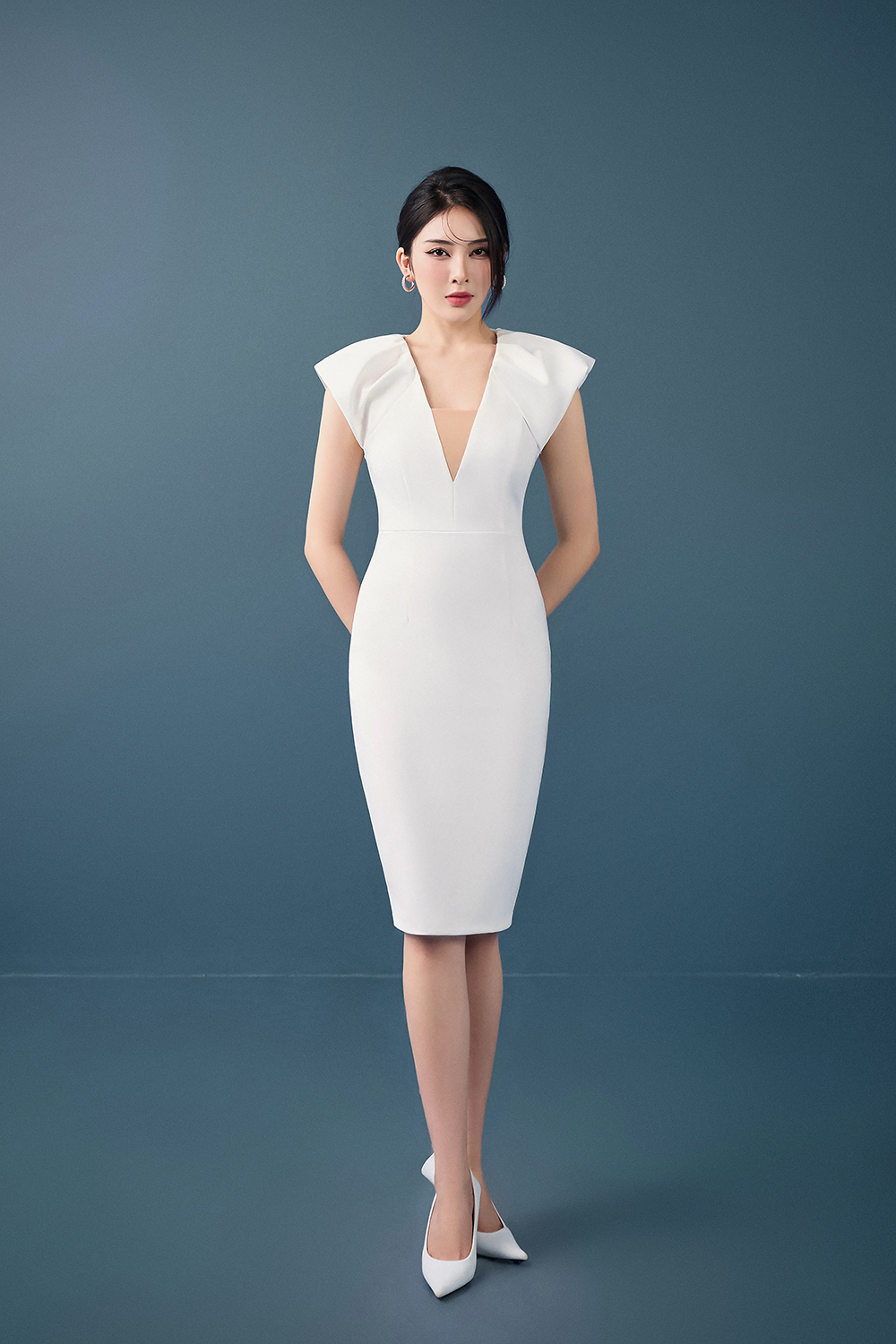 https://d12hzjwrv4lm49.cloudfront.net/sites/files/chello/images/products/202305/jae_ruched_shoulder_v-neck_pencil_dress_in_iconic_white_2.jpg