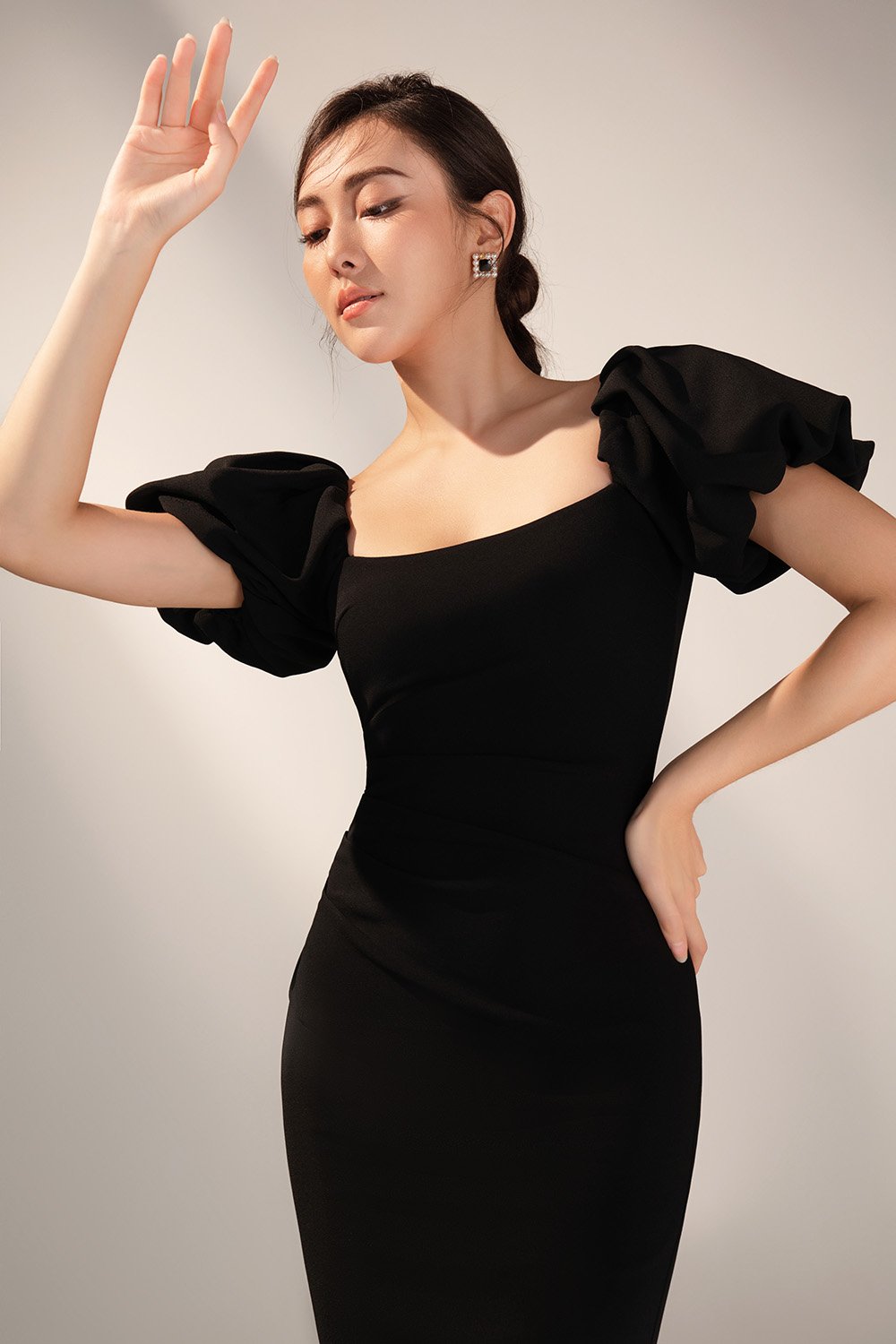 Calista Padded Puffy Sleeves Ruched Midi Dress in Classic Black