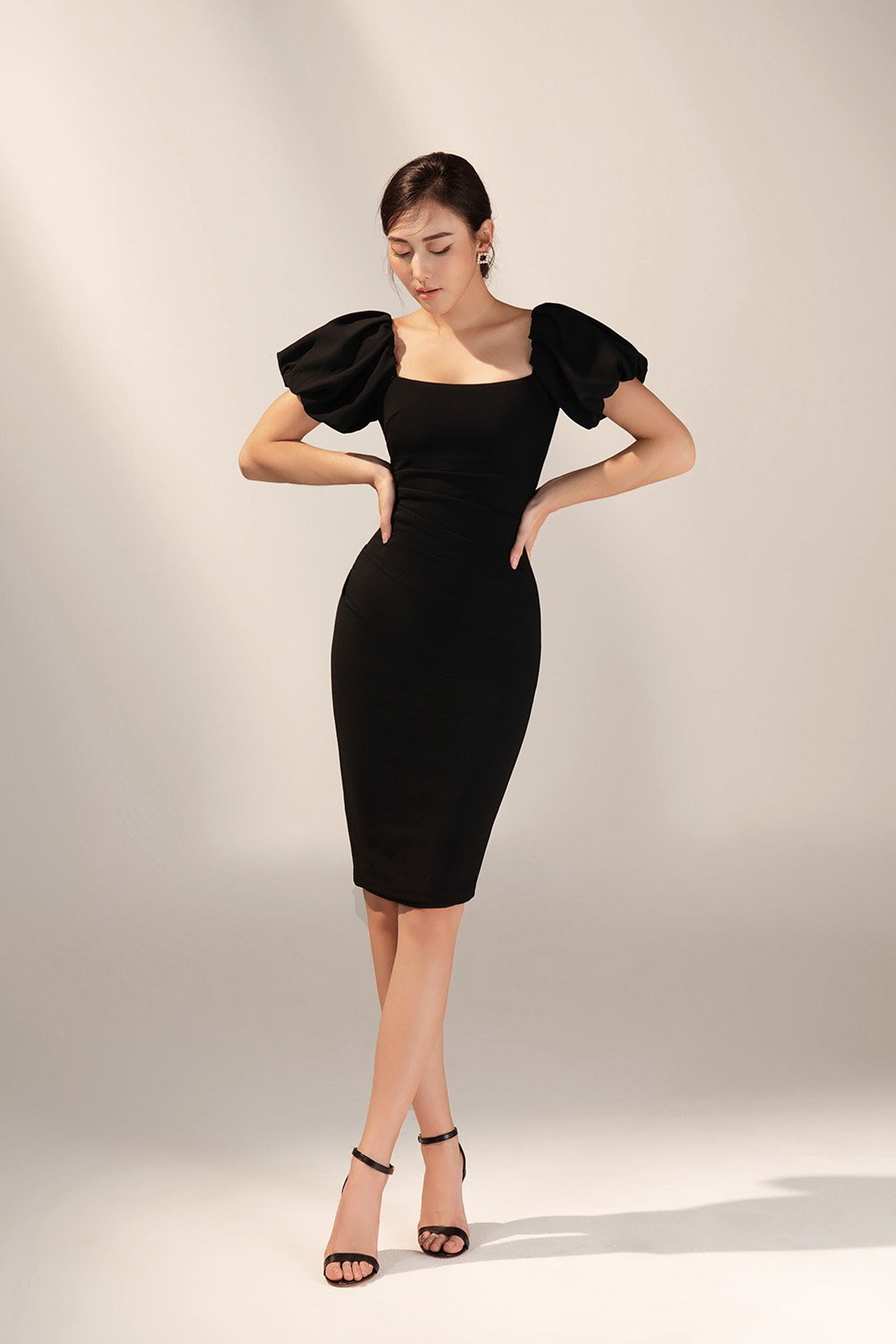 Calista Padded Puffy Sleeves Ruched Midi Dress in Classic Black