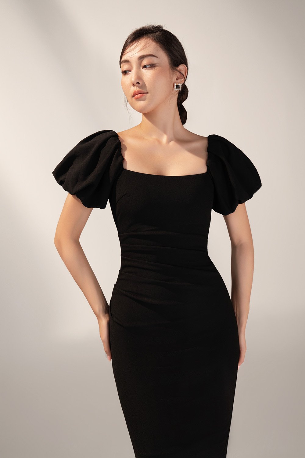 Calista Padded Puffy Sleeves Ruched Midi Dress in Classic Black