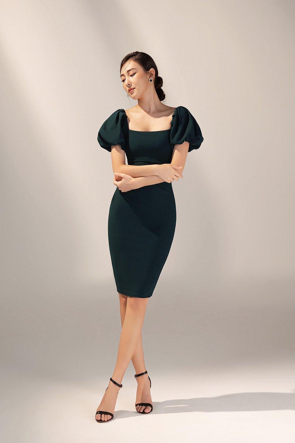 Calista Padded Puffy Sleeves Ruched Midi Dress in Emerald Green