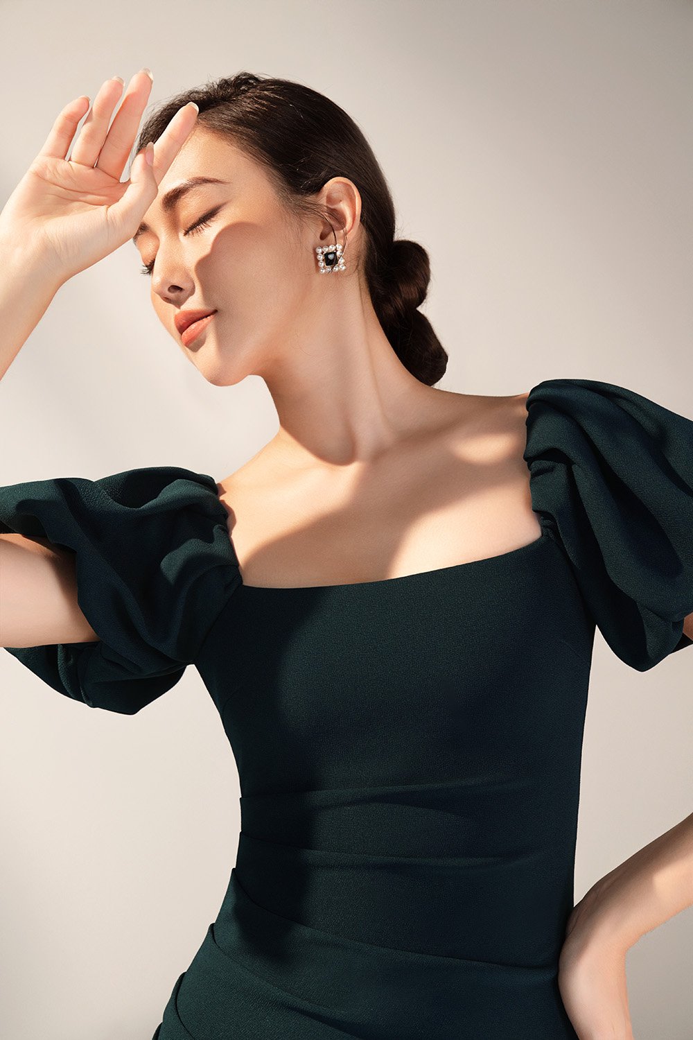 Calista Padded Puffy Sleeves Ruched Midi Dress in Emerald Green