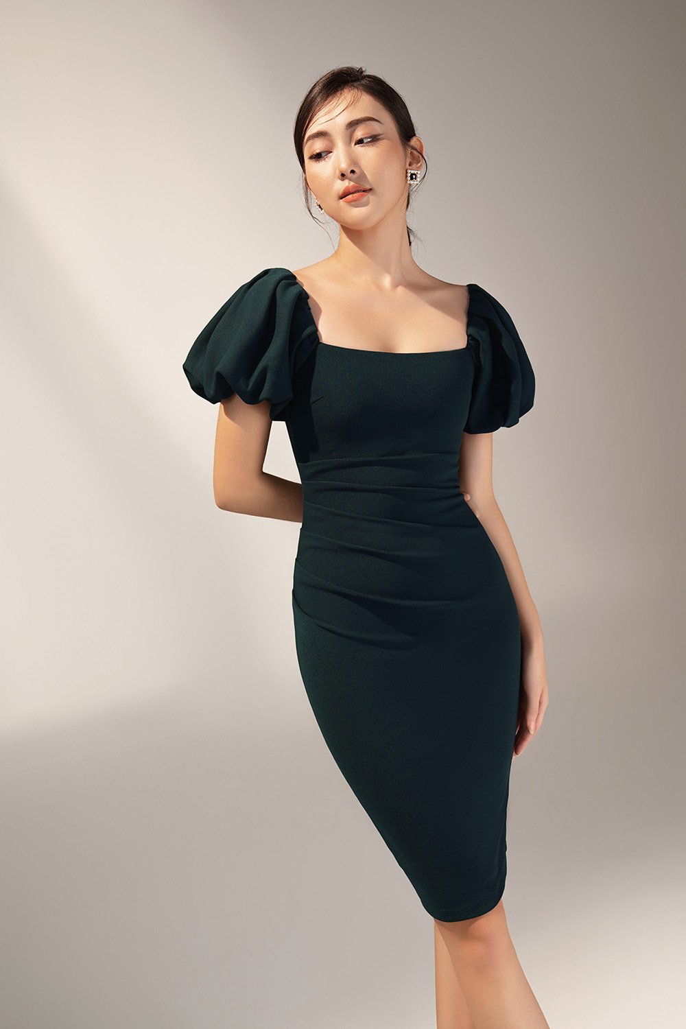 Calista Padded Puffy Sleeves Ruched Midi Dress in Emerald Green
