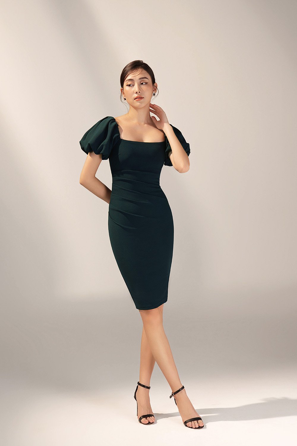 Calista Padded Puffy Sleeves Ruched Midi Dress in Emerald Green