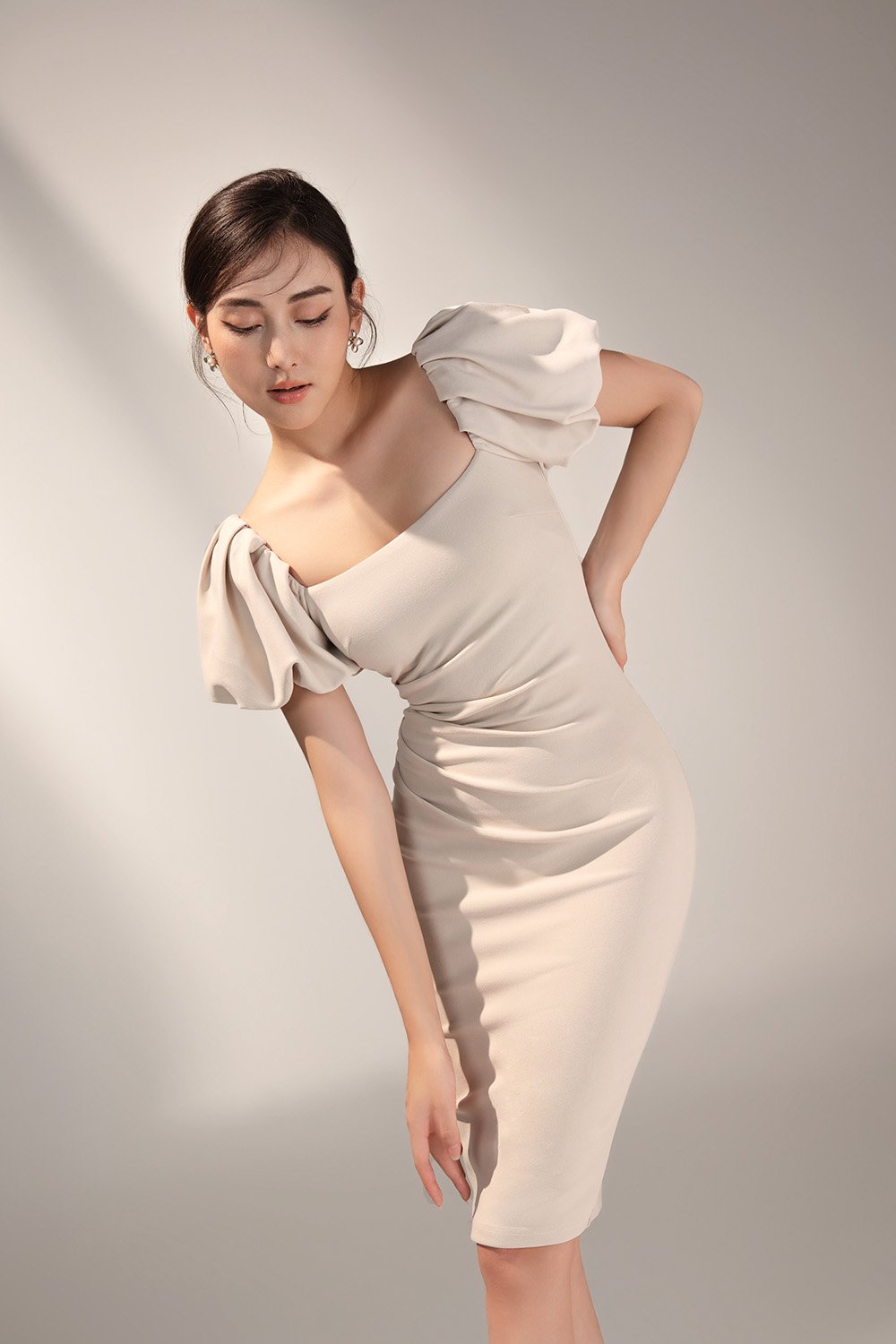 Calista Padded Puffy Sleeves Ruched Midi Dress in Ivory