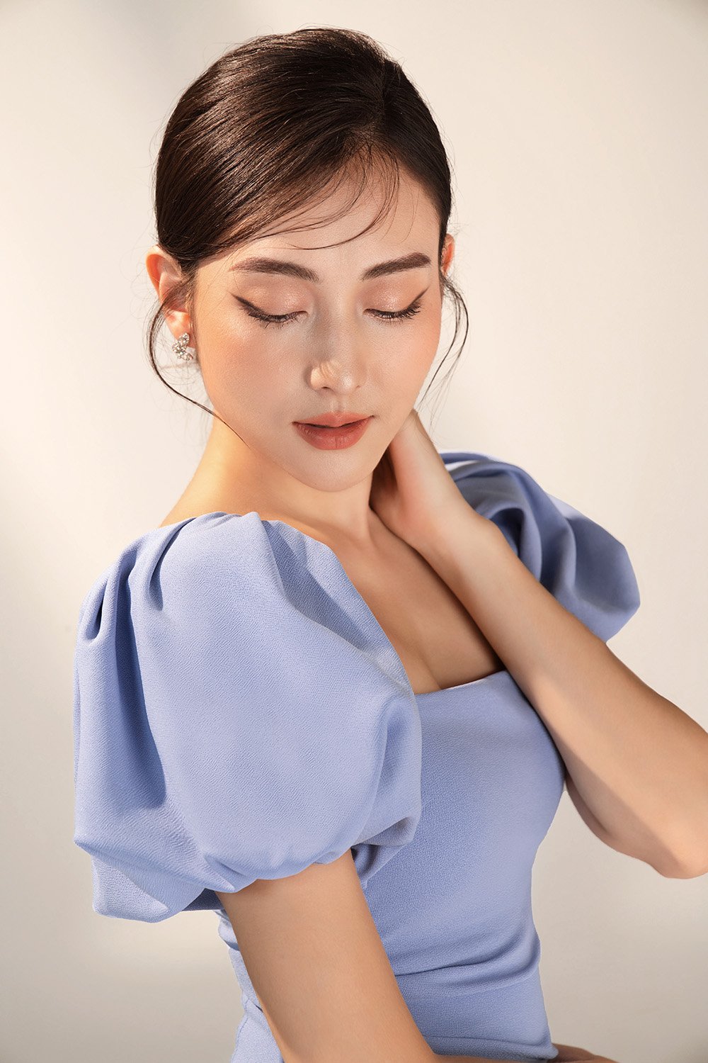 Calista Padded Puffy Sleeves Ruched Midi Dress in Periwinkle Blue