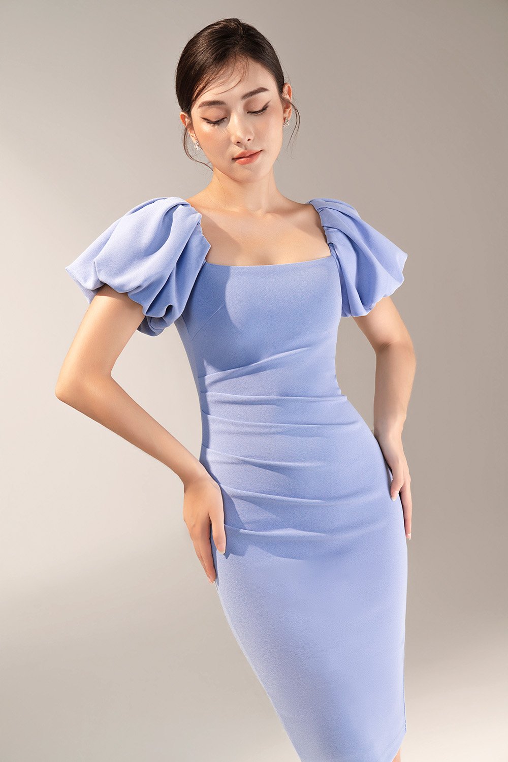 Calista Padded Puffy Sleeves Ruched Midi Dress in Periwinkle Blue