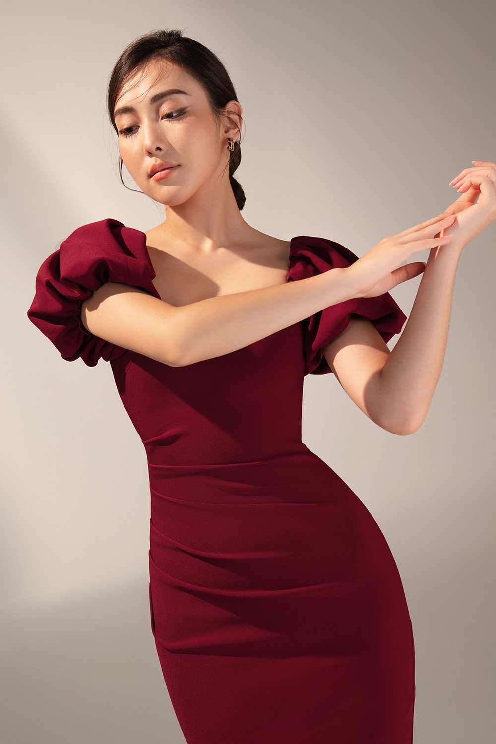 Calista Padded Puffy Sleeves Ruched Midi Dress in Wine Red