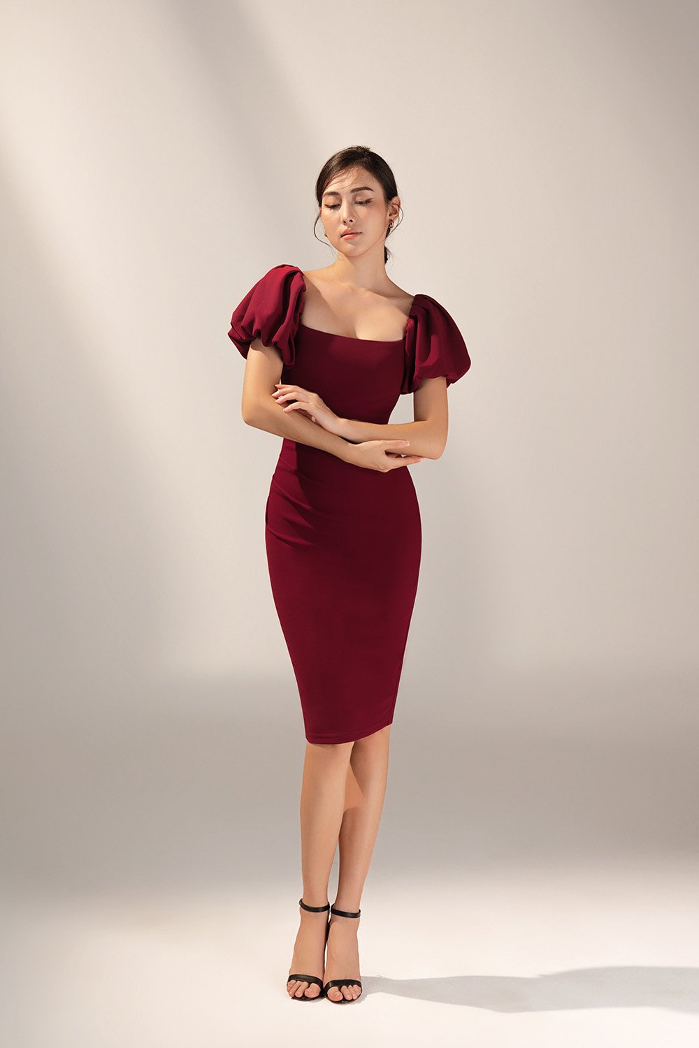 Calista Padded Puffy Sleeves Ruched Midi Dress in Wine Red