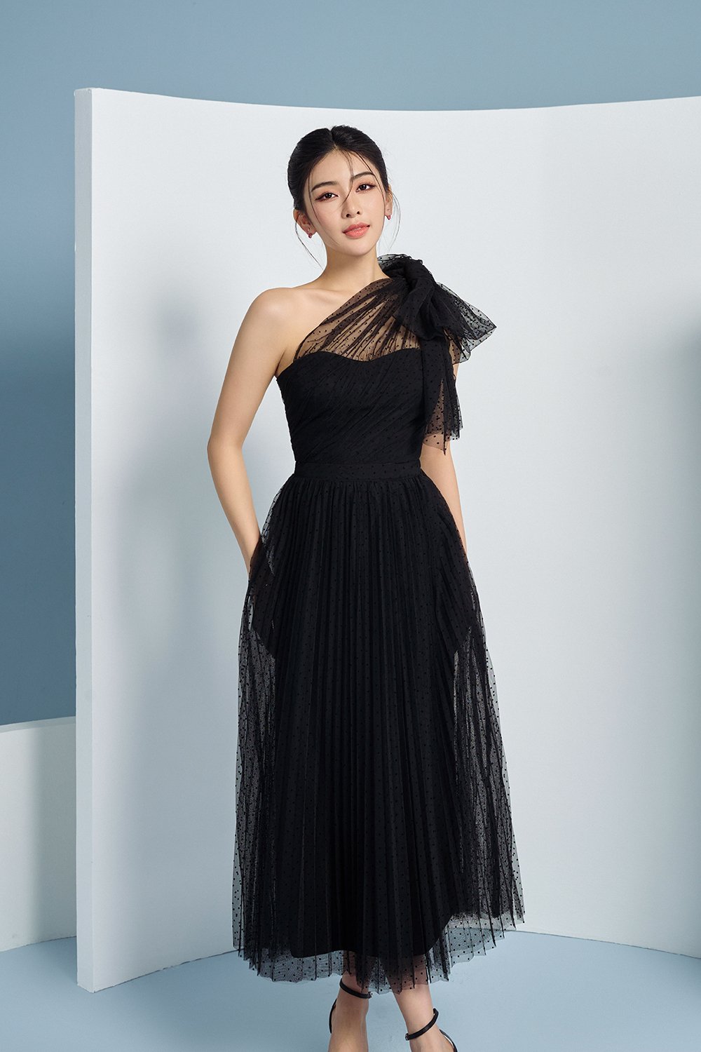 Averie Tulle Pleated Midi Skirt in Classic Black