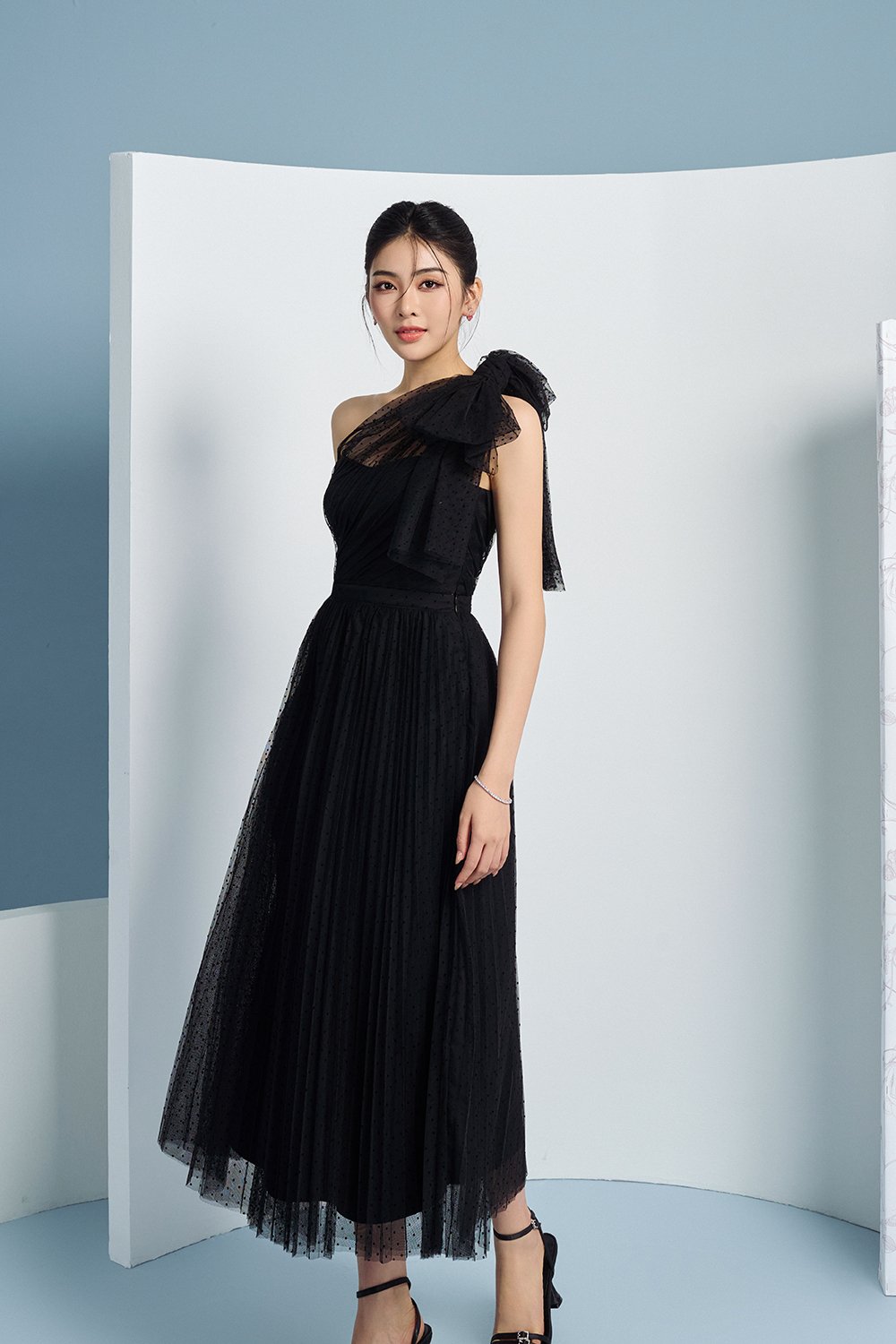 Averie Tulle Pleated Midi Skirt in Classic Black