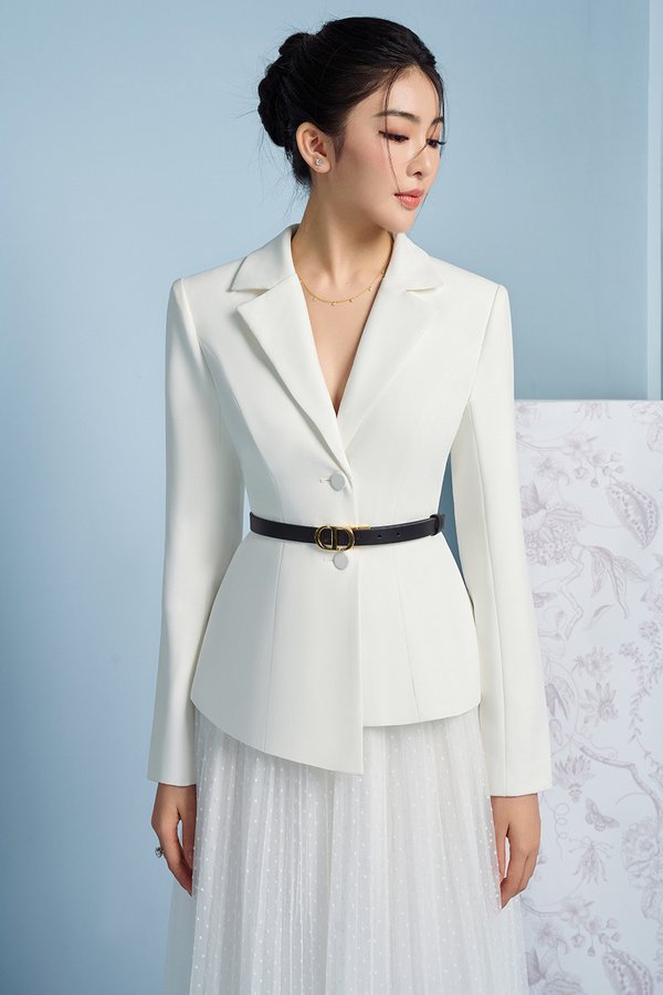 Avelle Tailored Blazer in Iconic White