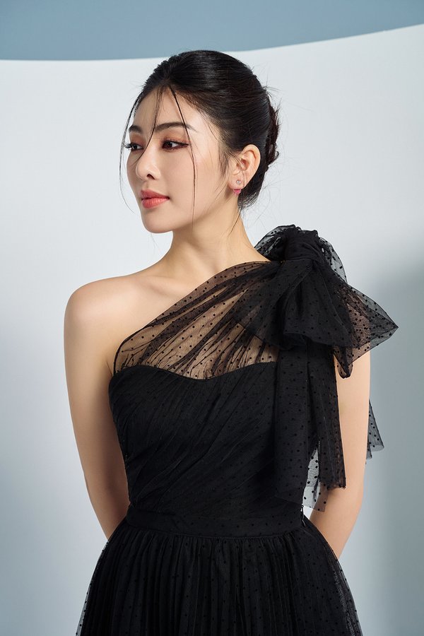 Ember Tulle Detachable Bow Toga Cropped Top in Classic Black