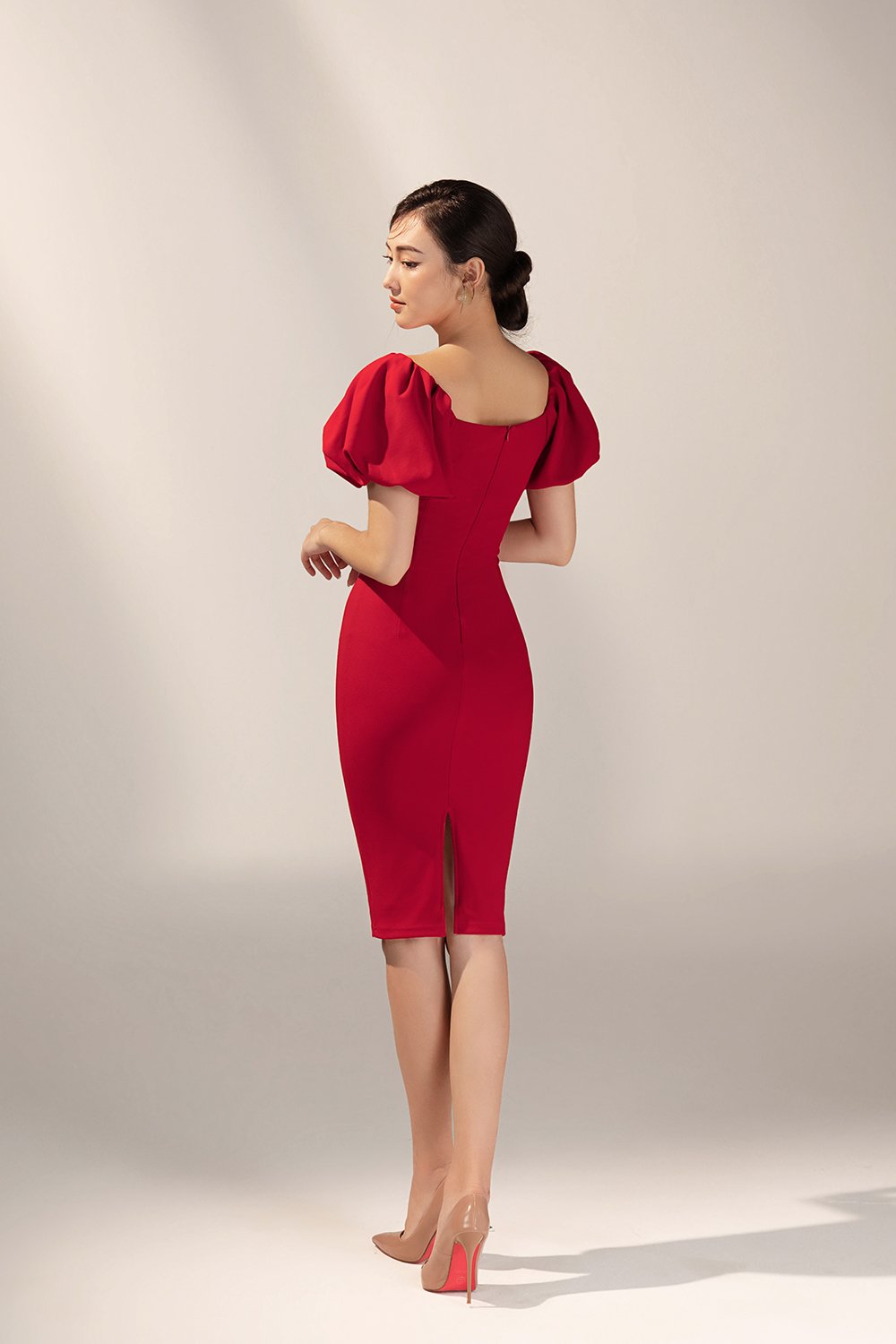 Calista Padded Puffy Sleeves Ruched Midi Dress in True Red