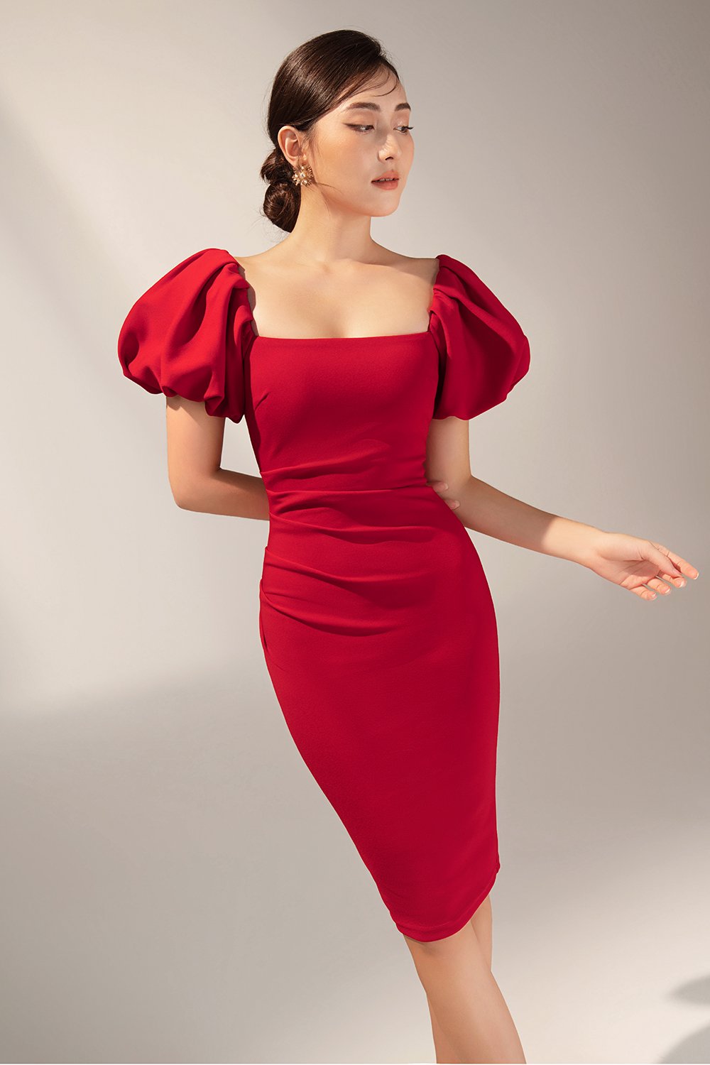 Calista Padded Puffy Sleeves Ruched Midi Dress in True Red