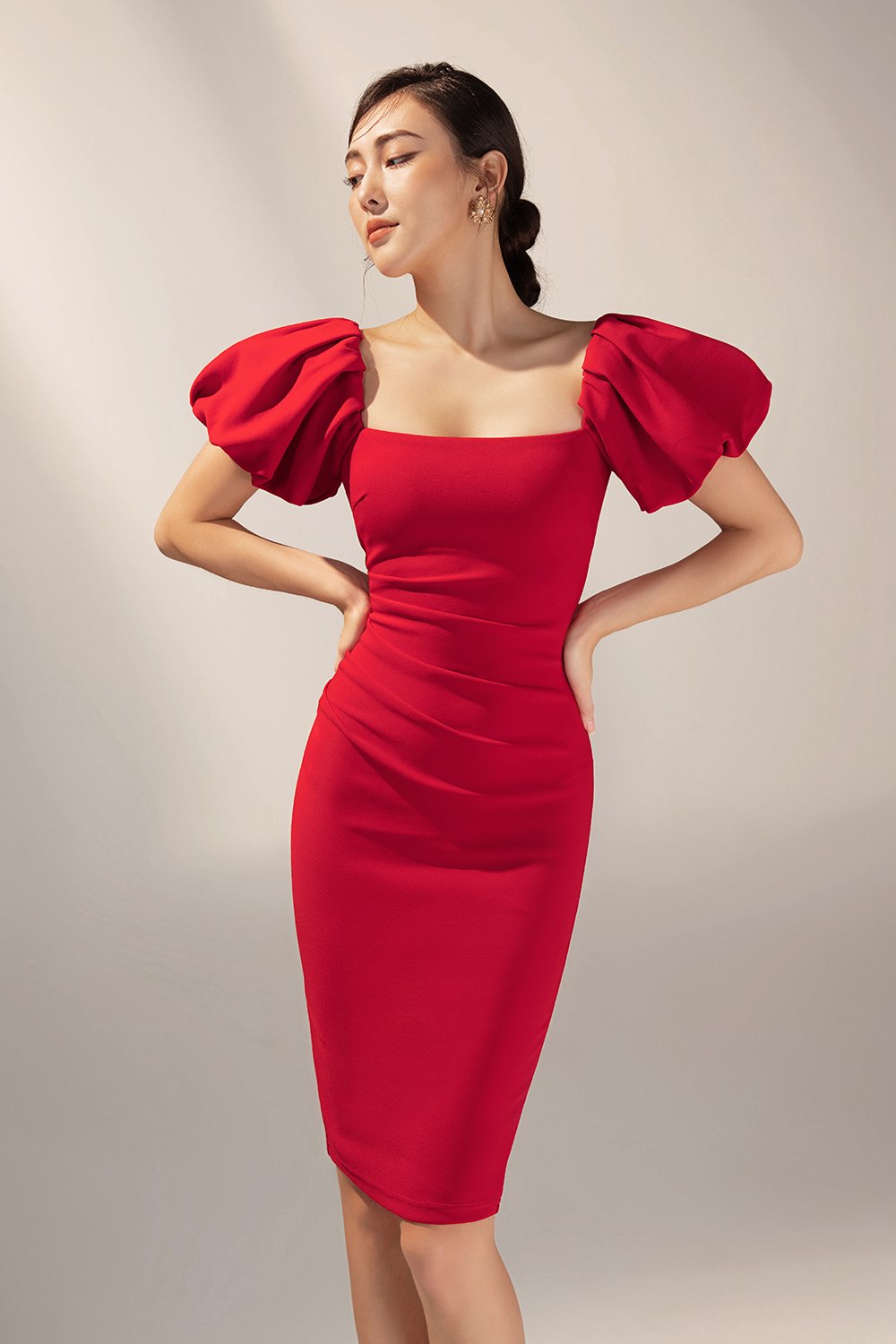 Calista Padded Puffy Sleeves Ruched Midi Dress in True Red