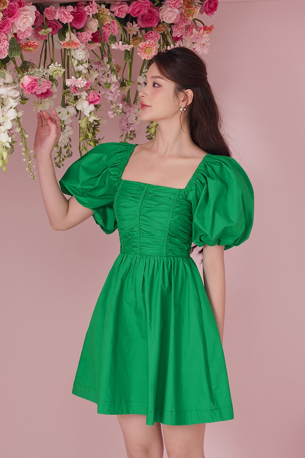 Daphne Ruched Puff Mini Dress in Kelly Green