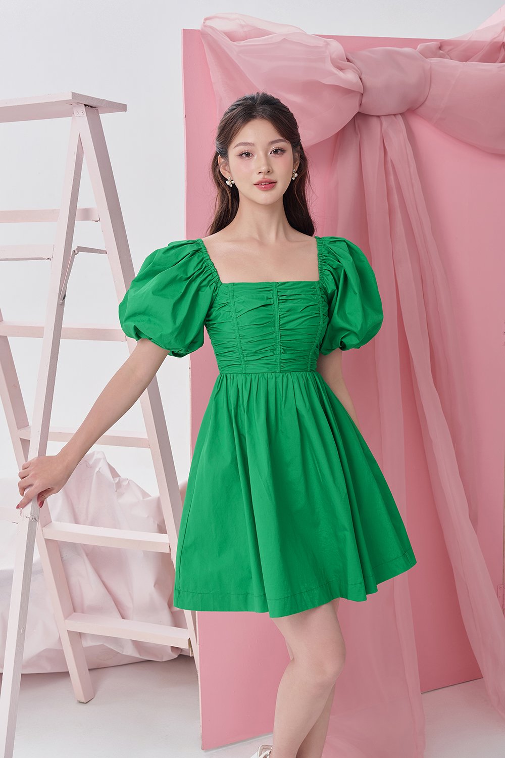 Daphne Ruched Puff Mini Dress in Kelly Green