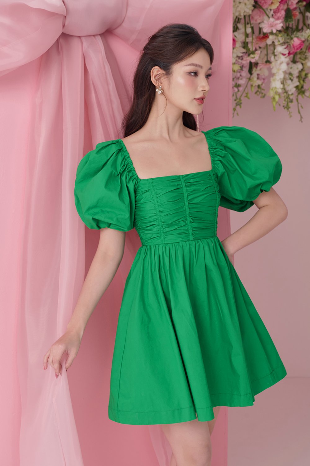 Daphne Ruched Puff Mini Dress in Kelly Green
