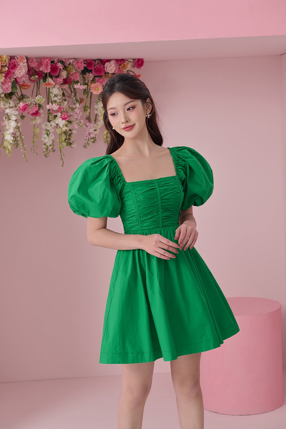 Daphne Ruched Puff Mini Dress in Kelly Green