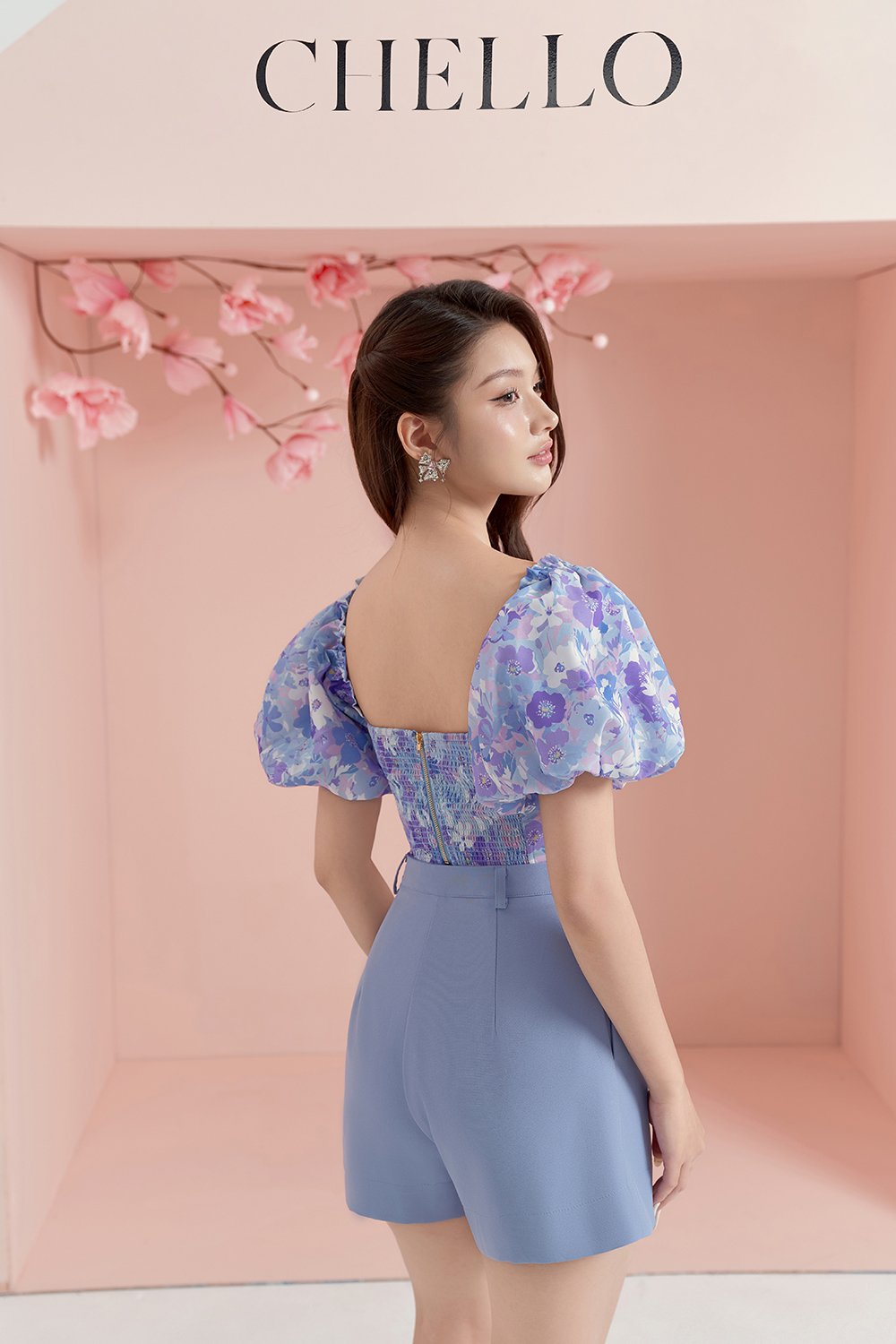 Harlyn Pleated Floral Prints Puff Sleeves Top in Blue/Purple Floral Prints