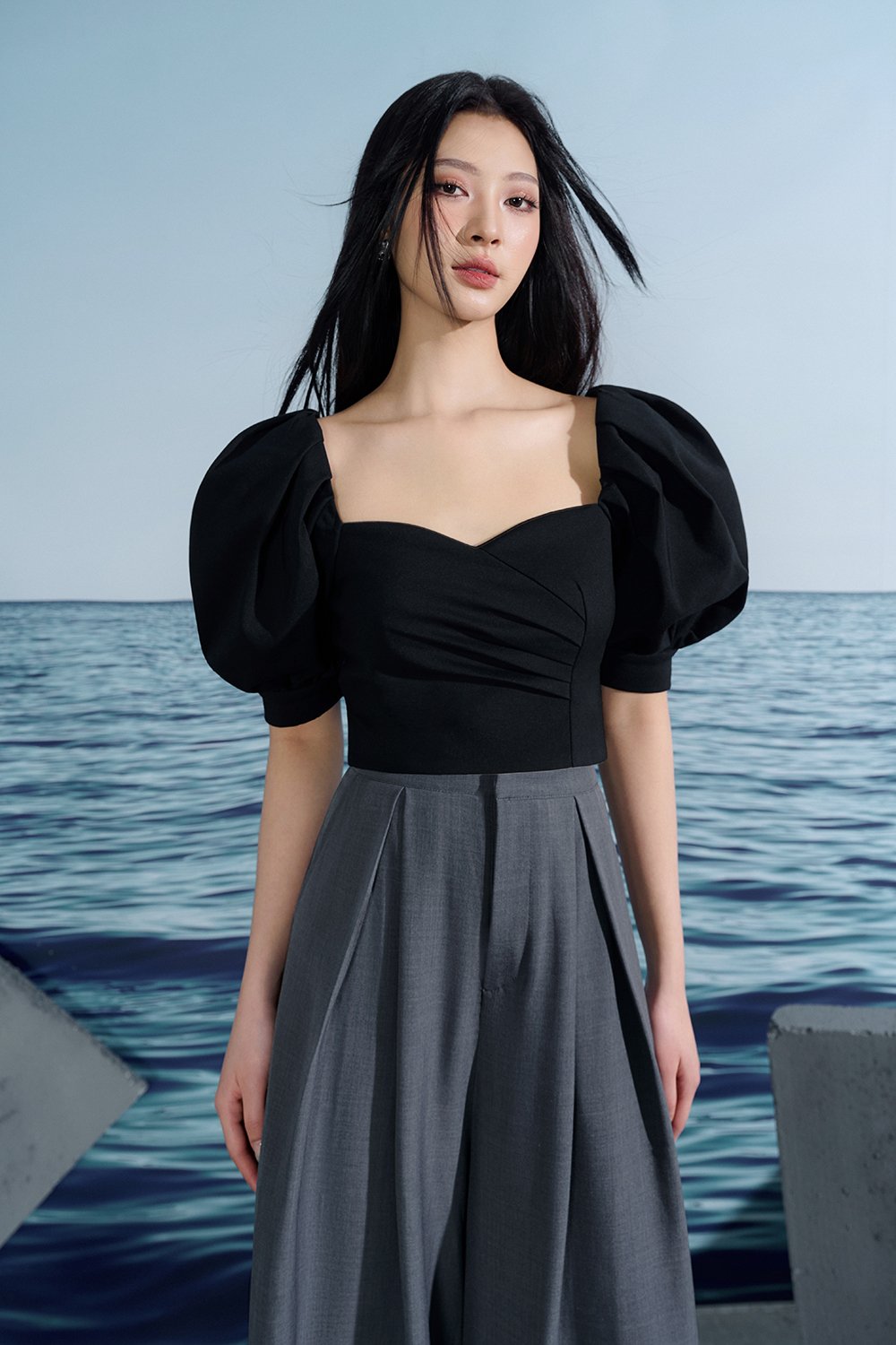 Hana Puff Sleeves Sweetheart Cropped Top In Classic Black