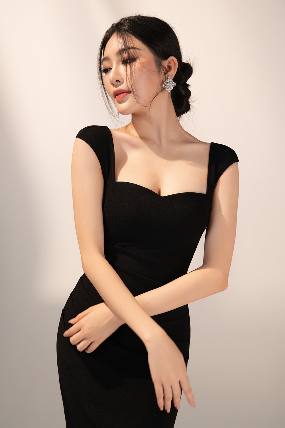 Eliana Padded Sweetheart Cap Sleeves Pencil Dress in Classic Black