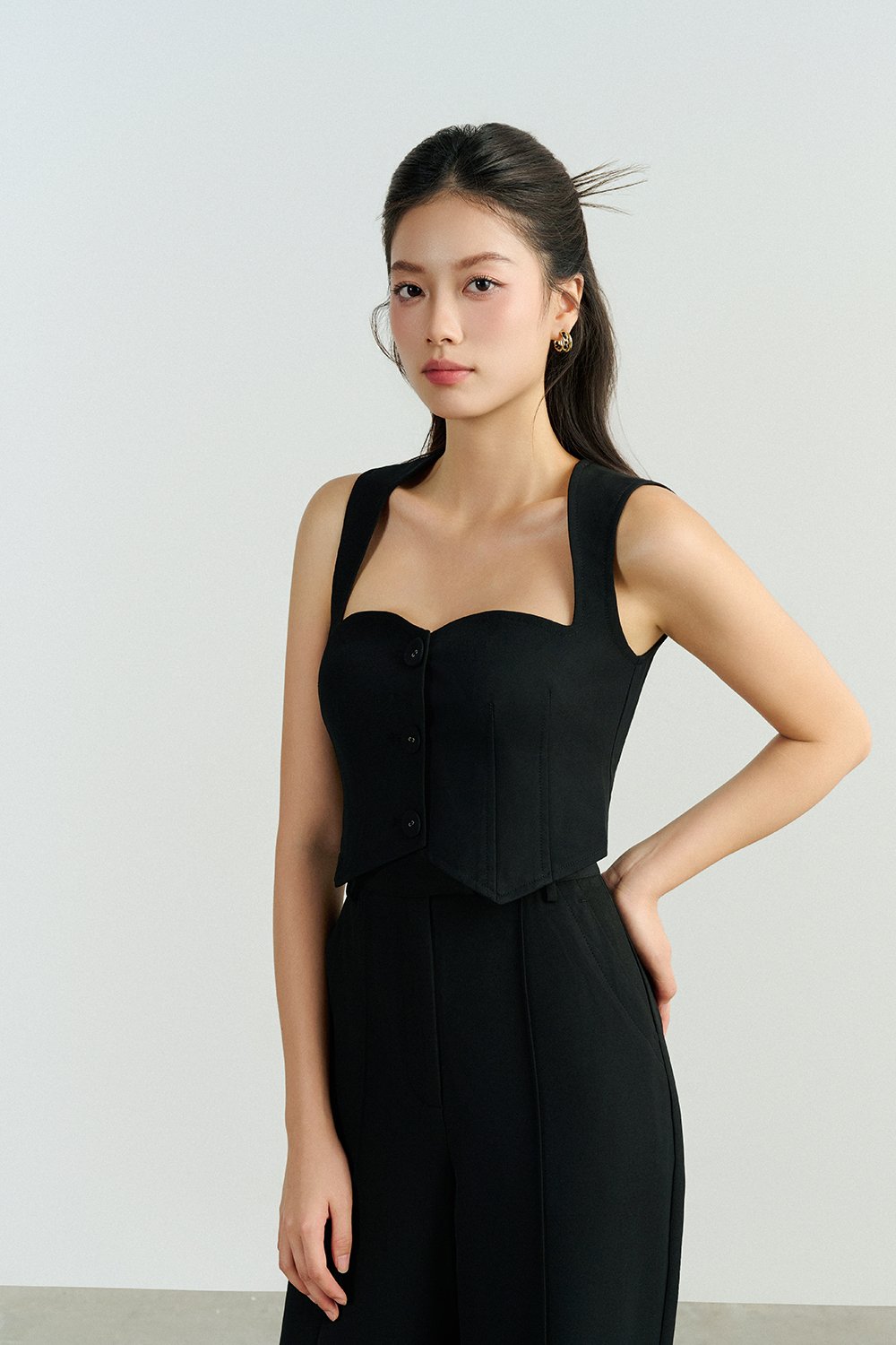 Vianne Vest Cropped Top in Classic Black