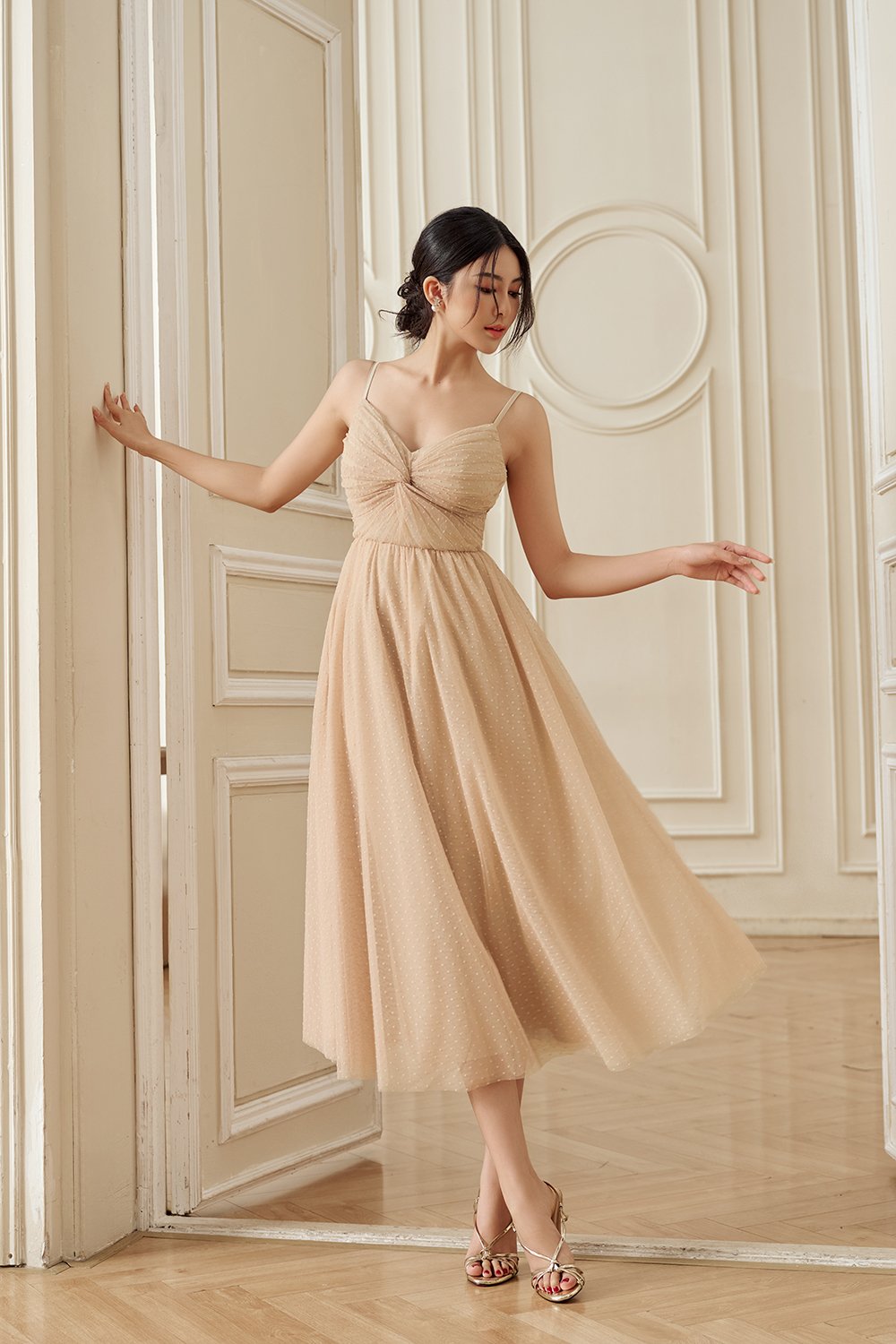 Enchant&eacute; Padded Twist Tulle Midi Dress in Golden Dusk