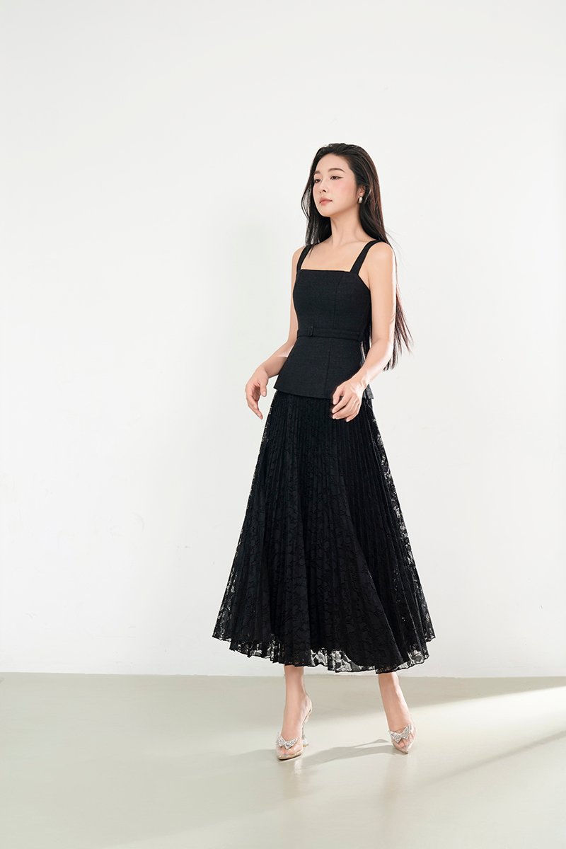 Dasom Padded Square Neck Pleated Midi Dress in Classic Black