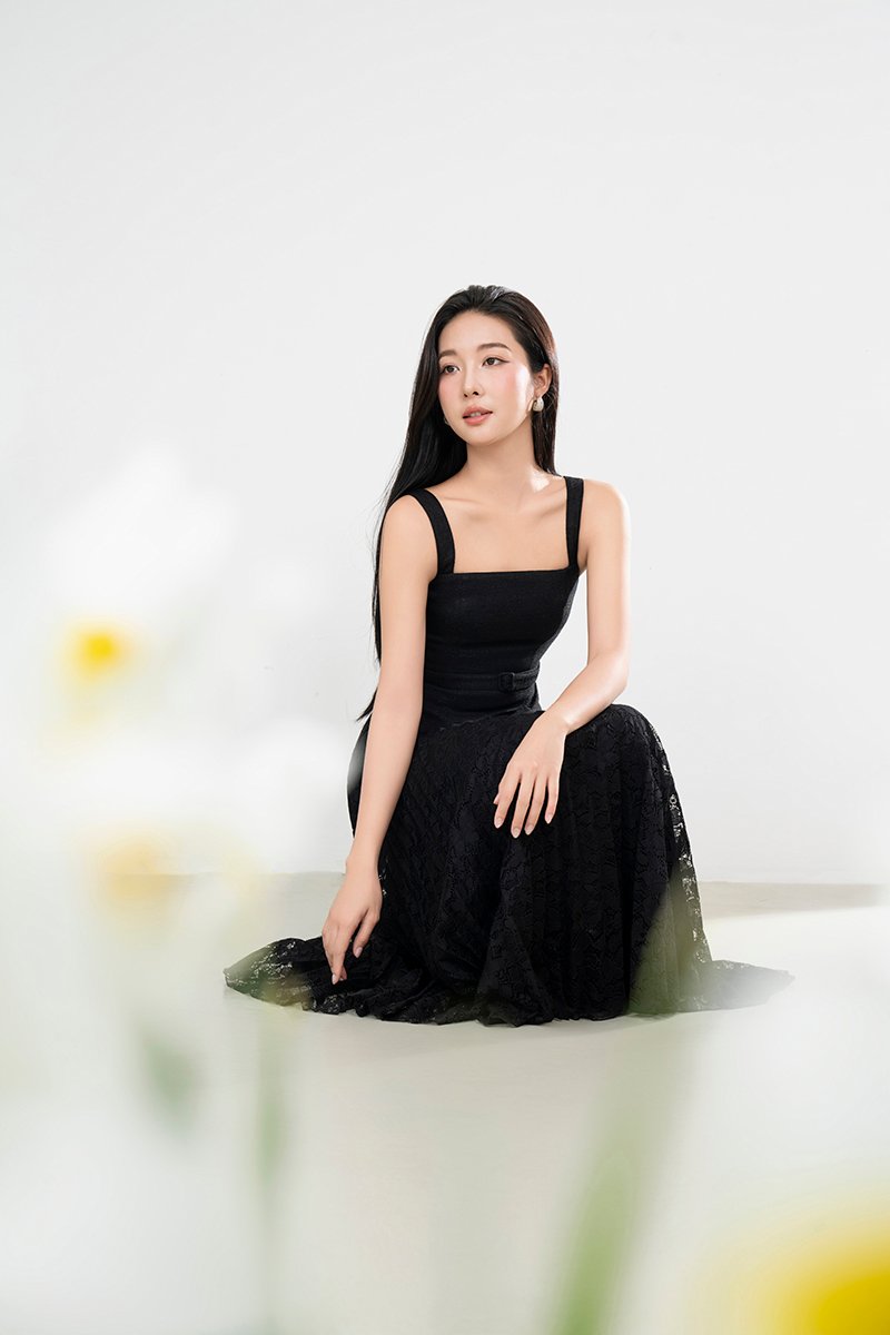 Dasom Padded Square Neck Pleated Midi Dress in Classic Black