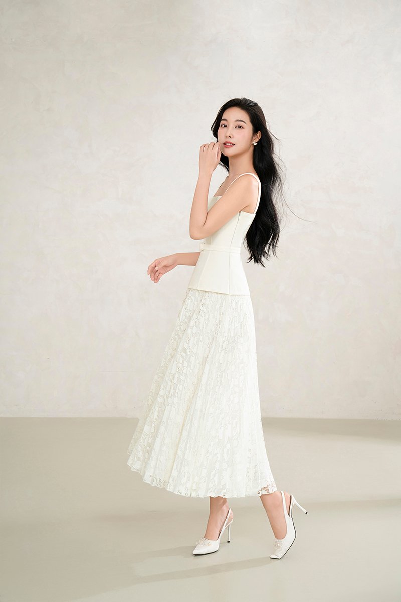 Dasom Padded Square Neck Pleated Midi Dress in Vanilla Cream
