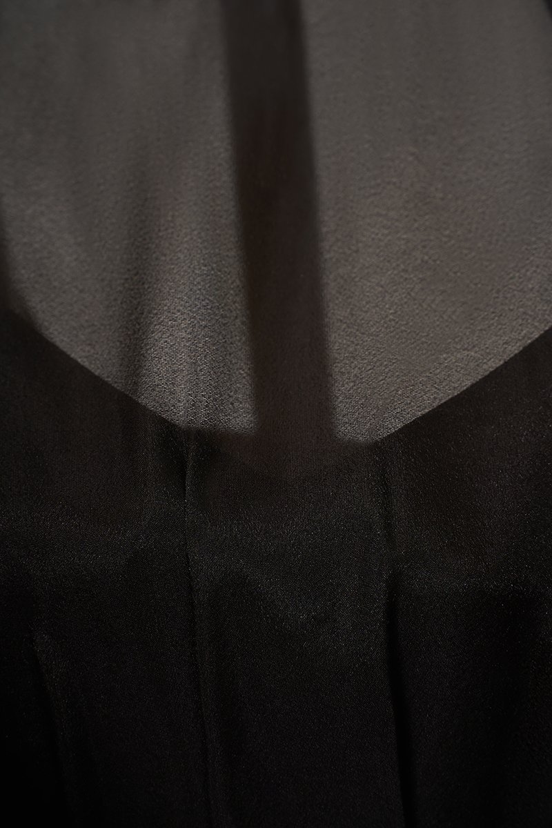 Elarin Pin Tuck Top in Classic Black