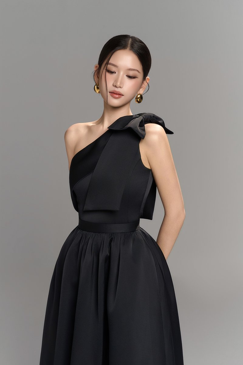 Lumira Midi Skirt in Classic Black