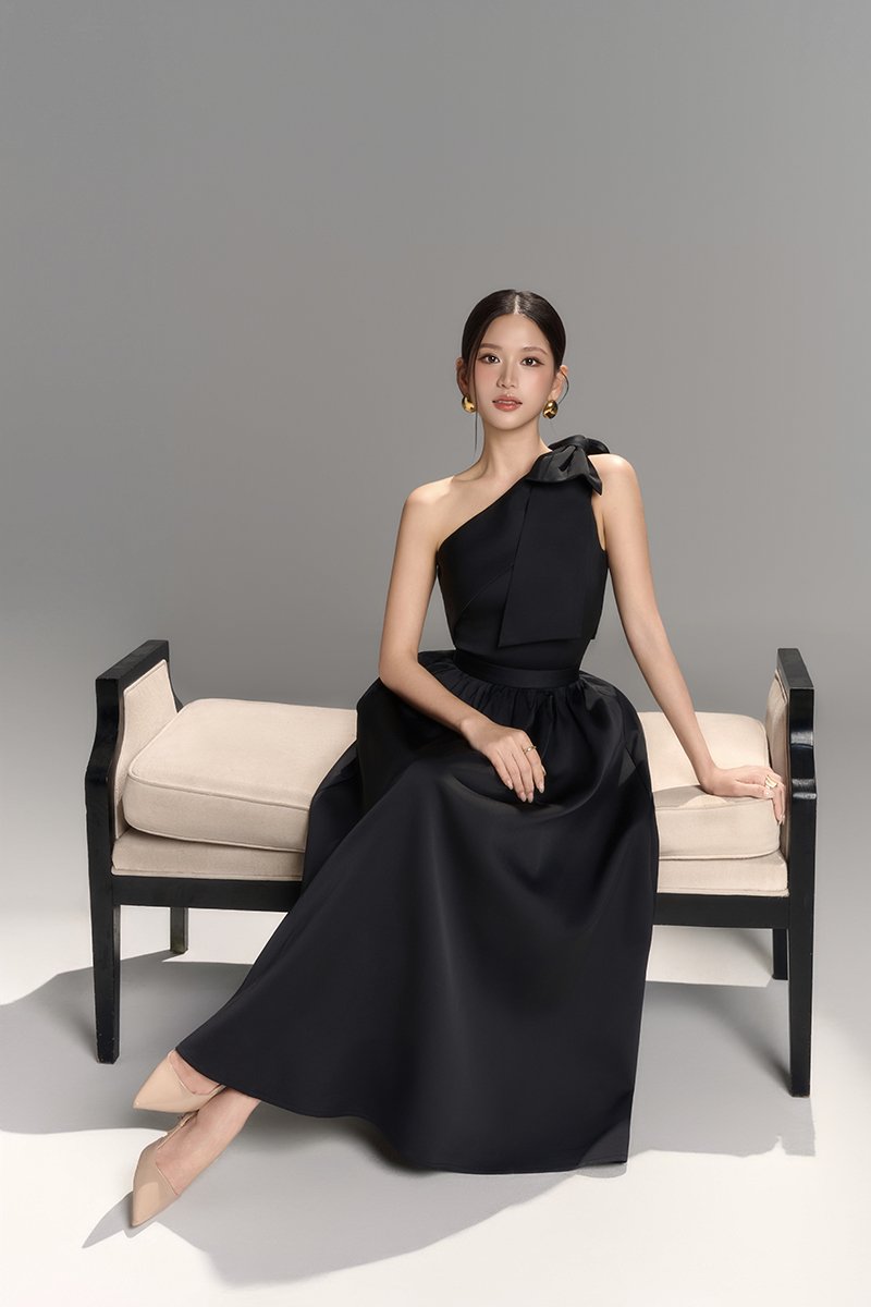 Lumira Midi Skirt in Classic Black