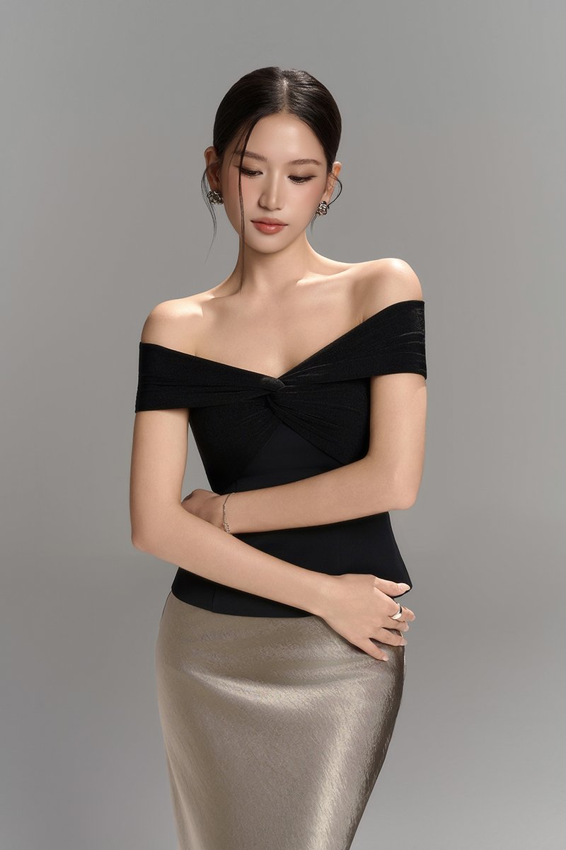 Maelle Padded Twist Off Shoulder Top in Classic Black