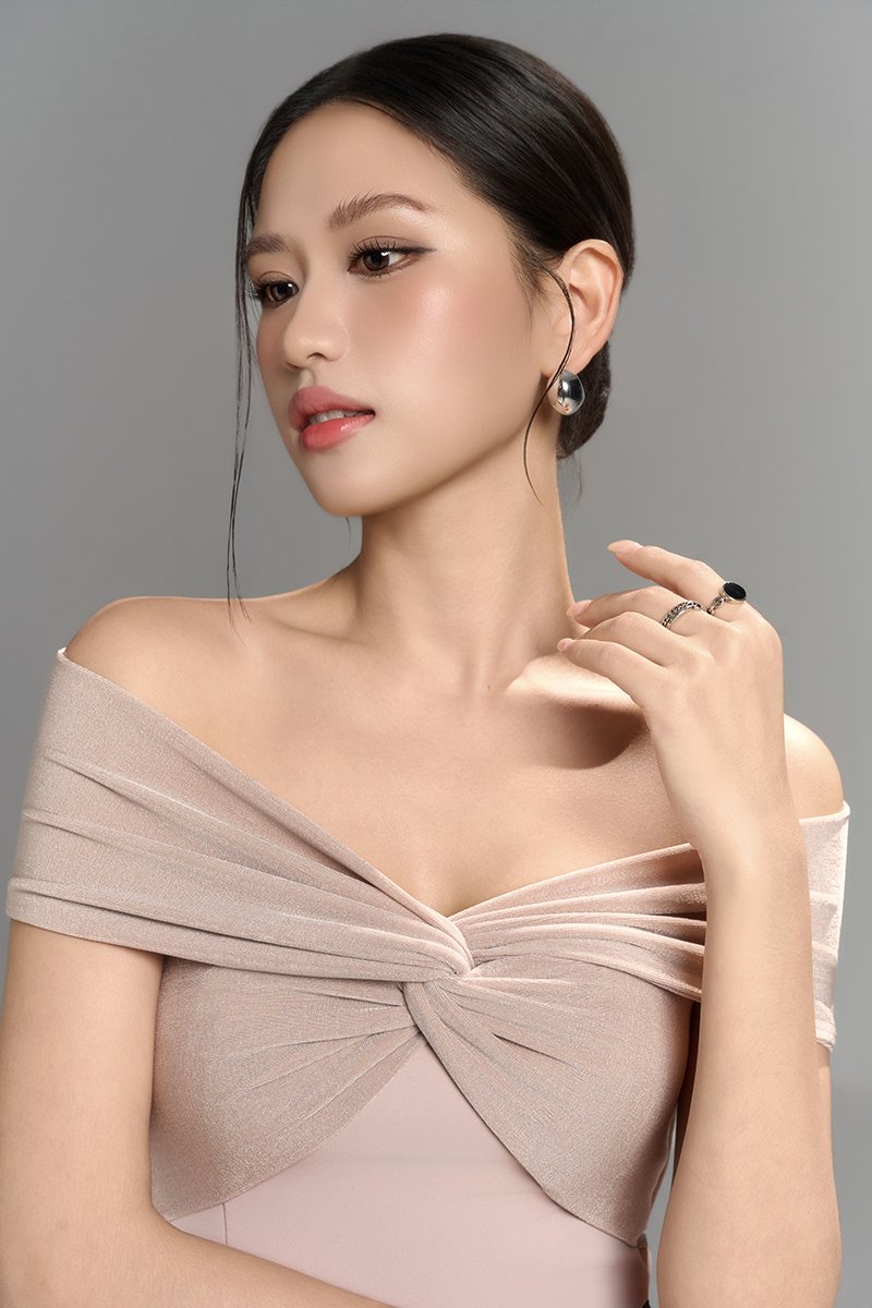 Maelle Padded Twist Off Shoulder Top in Light Bisque