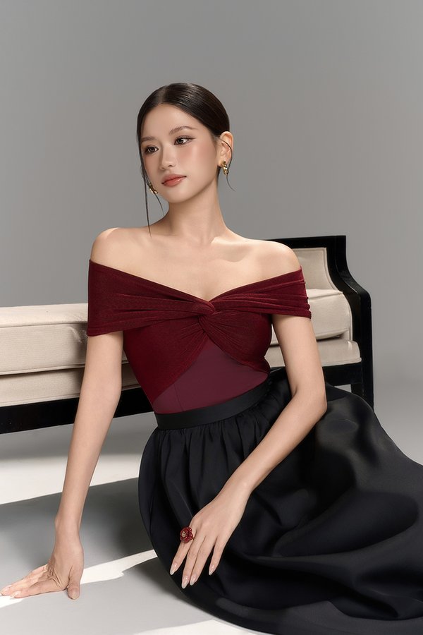 Maelle Padded Twist Off Shoulder Top in Wine Red