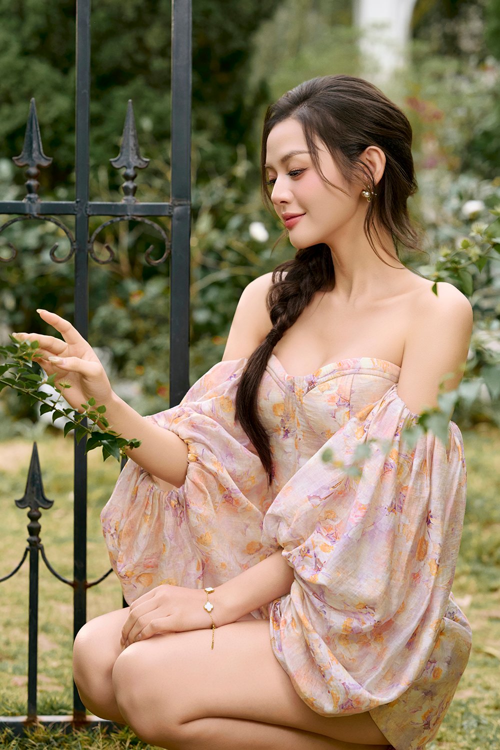 Nettie Bustier Balloon Sleeves Crop Top in Dreaming Purple Blooms