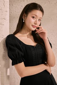 Riven V-Waist Puff Sleeves Pintuck Top in Classic Black